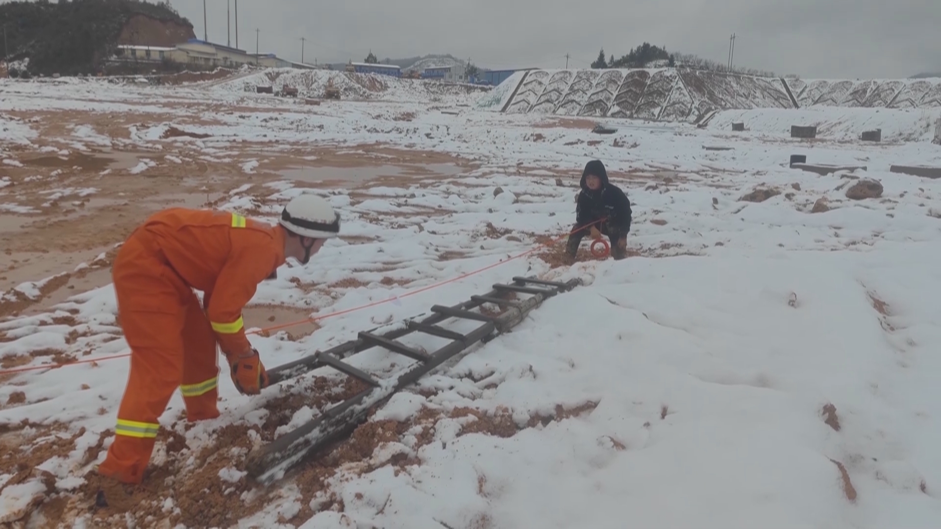 雨雪天后小孩被困泥潭 消防人员巧设拉梯紧急救援 雨雪天后小孩被困泥潭 消防人员巧设拉梯紧急救援