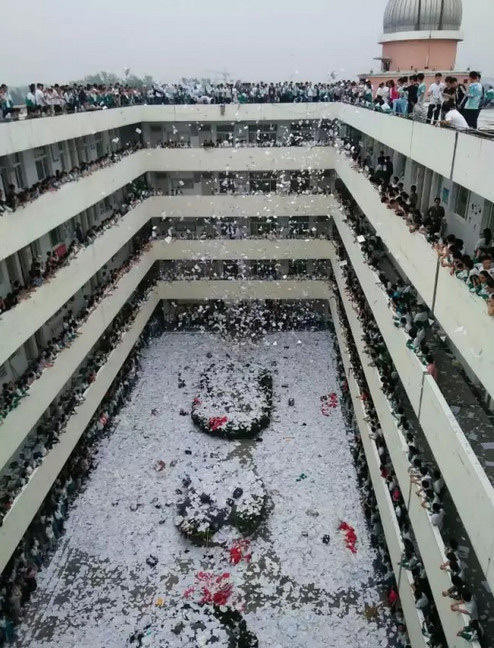 高三学子撕书场面震撼 如行为艺术大片