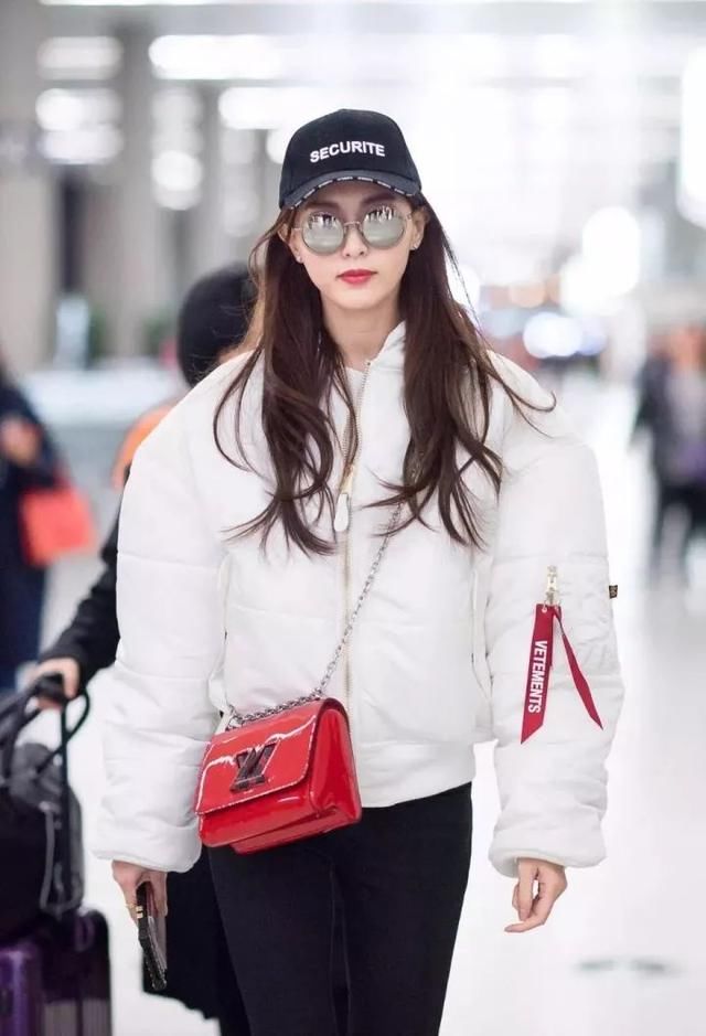 2017冬天,白色羽绒服火了!这样搭配时髦度飙升