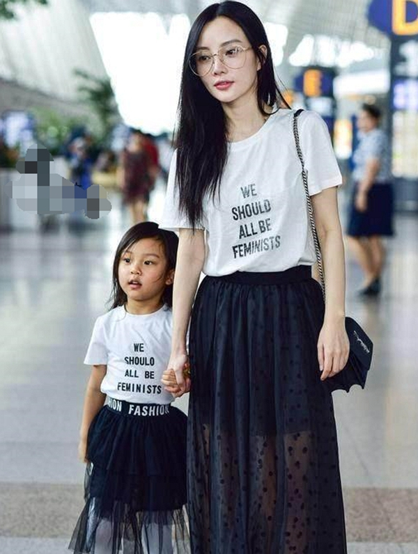 李小璐简直了!穿超短裤往上0.9厘米就全露了,网