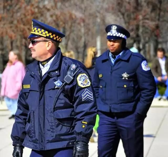 美国人好奇,为什么中国人不怕警察?这个原因所