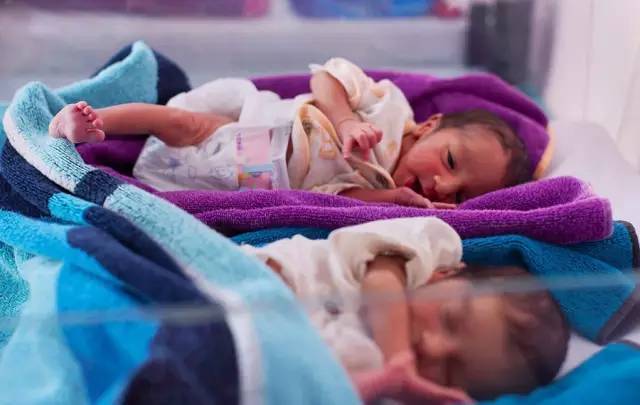 在阿富汗那种地区，每十万例里头，就有四五百例的孕产妇死亡，相当于咱们国家的大概20多倍。