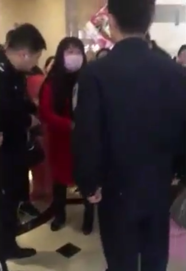 毁三观!男扮女装混进女浴室偷拍 由其女友带入 毁三观!男扮女装混进女浴室偷拍 由其女友带入