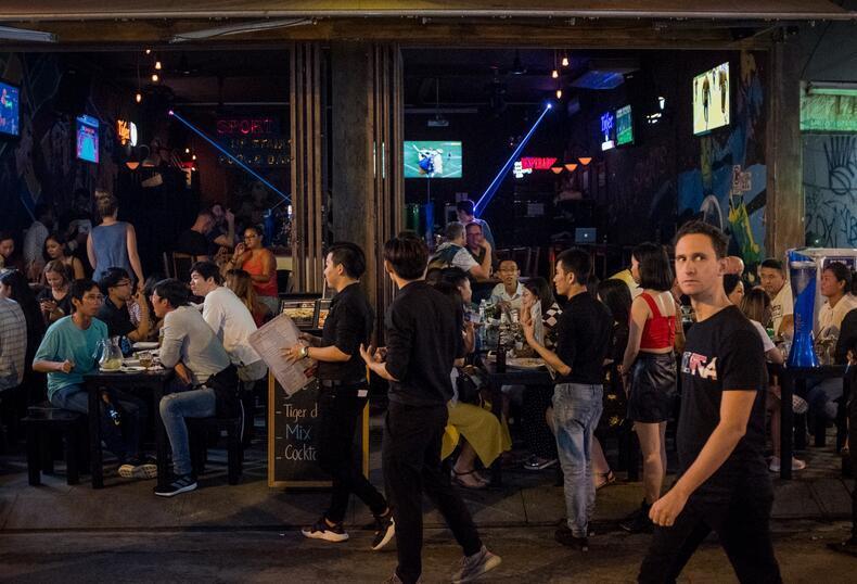 在胡志明市中心的范老五街，每到夜晚这里就进入了灯红酒绿的喧闹，一家挨着一家的酒吧，还有数不尽的餐厅、宾馆、按摩店，以及明目张胆的隐藏在其中的红灯区。这一切都让这块地方，每天晚上都人流不息。