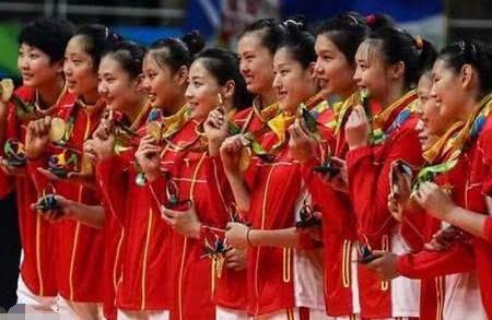 女排姑娘竟这么豪放!一人街边撸腰子,一人一顿