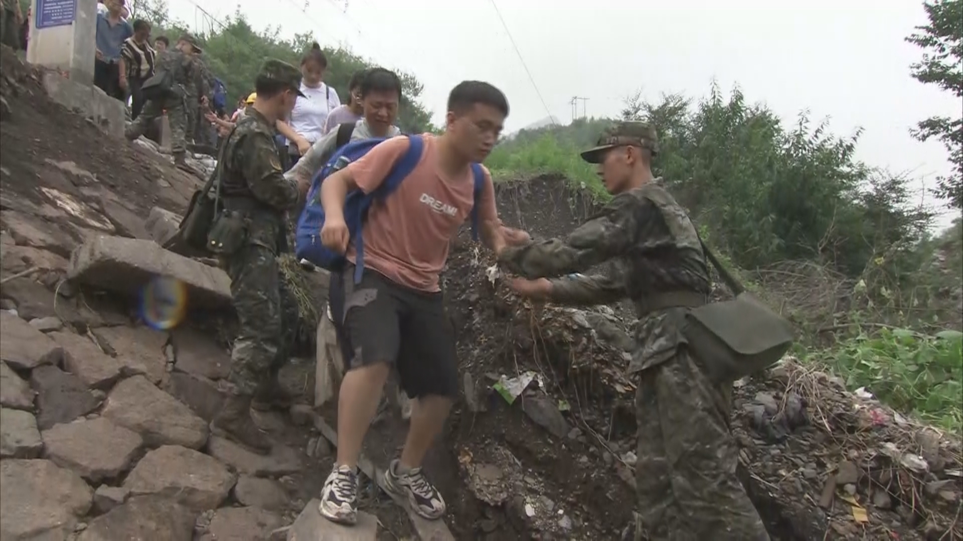 武警官兵翻山徒步救援转运被困旅客 落坡岭村民奉献爱心诠释人间大爱 武警官兵翻山徒步救援转运被困旅客 落坡岭村民奉献爱心诠释人间大爱