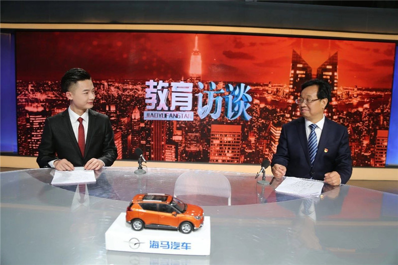 教育局局长周治民走进渭南电视台进行访谈直播