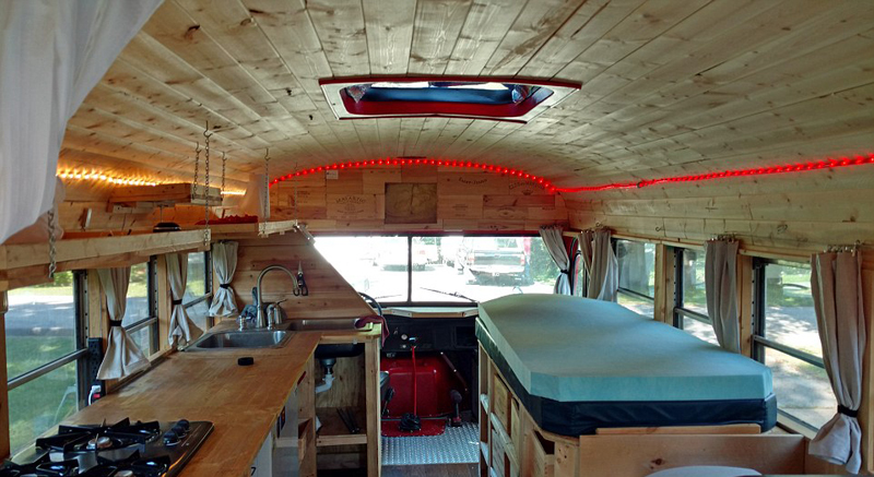 美国男子辞职卖房 花6000美元改校车变房车