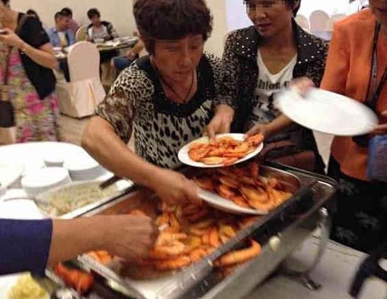 40多岁大妈吃自助餐时狂拿虾,遭到老板辱骂众