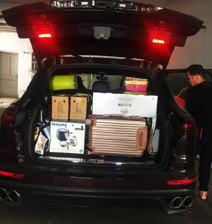 “满满的后备箱”，每一件物品都是父母精挑细选的，都有一段或长或短、或深或浅的故事，都成为亲情的绽放以及爱的表达。