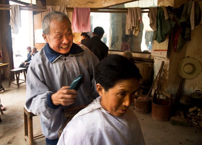 七旬大爷当造型师,火钳烫头哧哧冒烟,堪为一