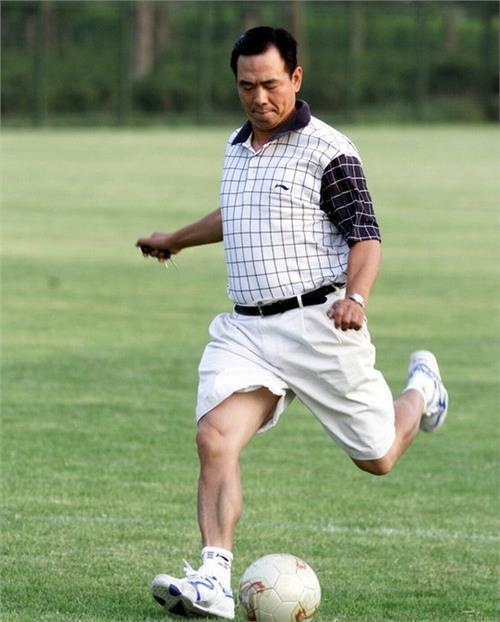 足协主席蔡振华爱踢足球 被誉为金左脚