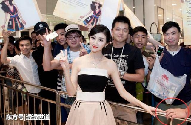 景甜与众路明星的合影,她总能够成为焦点