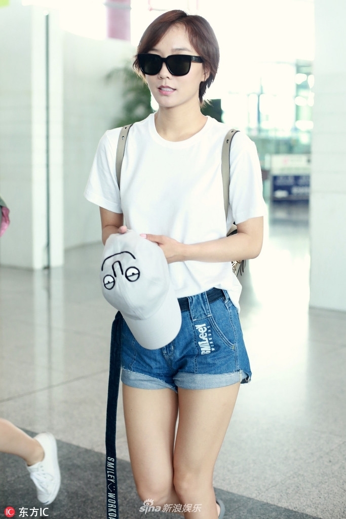 王珞丹热裤秀美腿 吹口哨糖俏皮可爱