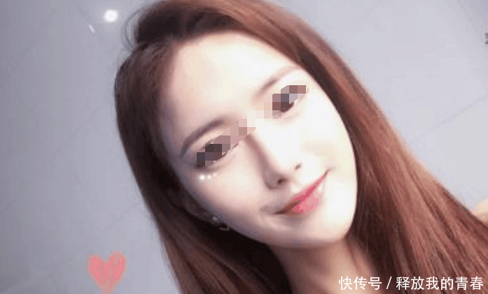 女主播忘记关摄像头, 当她准备换衣服时, 所有人