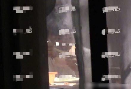 范丞丞用餐后室内吸烟被拍 严重违法上海《禁烟条令》(图3) 范丞丞用餐后室内吸烟被拍 严重违法上海《禁烟条令》(图3)