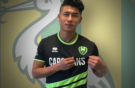 中国足球队员再次留洋,不留中超挣钱,去欧洲提