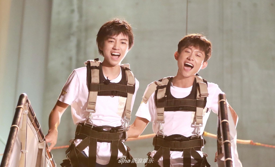 无所畏惧!王俊凯张一山挽手合跳澳门塔