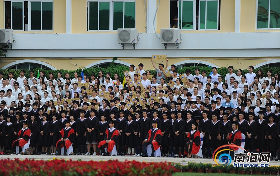 5月19日,三亚学院举行2017届毕业典礼,5000名大学毕业生同框合影