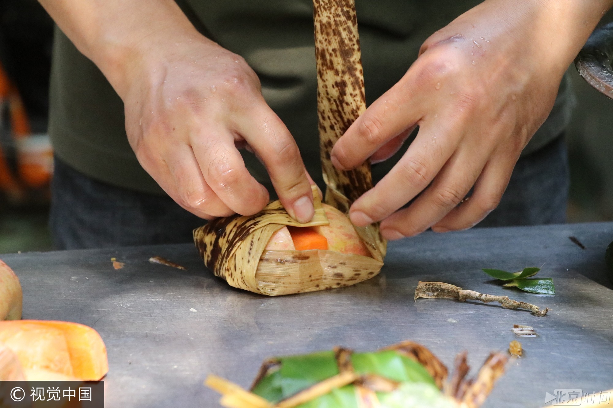 2017年5月26日， 我国传统节日端午节临近，当日，扬州茱萸湾动物园的饲养员用窝窝头、竹粉、苹果等食材为大熊猫、袋鼠等动物精心制作了特殊的粽子，让它们享受美食迎接端午。
