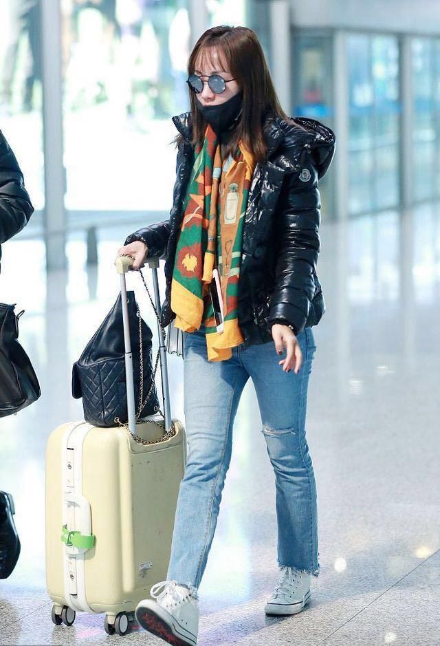 36岁杨蓉现身机场,羽绒服配破洞牛仔裤,网友:换
