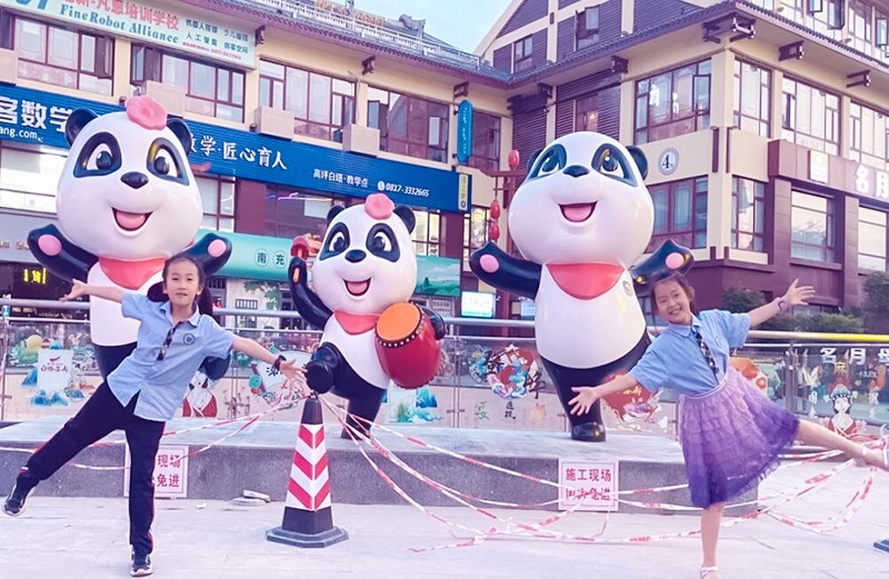 四川文旅吉祥物“安逸”熊猫雕塑落户南充高坪