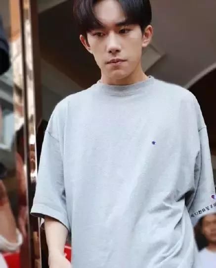 TFBOYS国外说英文:王俊凯为买菜,千玺为买烤