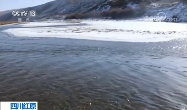 轿车侧翻跌入冰河 当地警民不顾冰天雪地合力救援 轿车侧翻跌入冰河 当地警民不顾冰天雪地合力救援