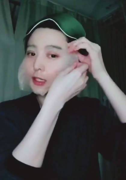 范冰冰开始做起了诡异的自创按摩手法,又是双手握拳挤下巴,又是拿