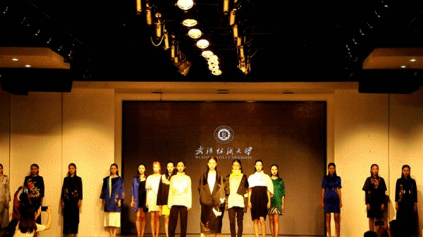 【喜迎十九大·文脉颂中华】短视频丨从一场非遗T台秀看“研培计划”高校实践 【喜迎十九大·文脉颂中华】短视频丨从一场非遗T台秀看“研培计划”高校实践