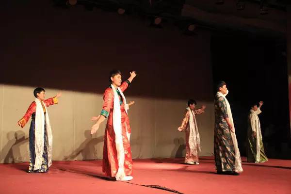 我还在上面给大家表演了藏族舞……”次仁央宗跟老妈视频时说到“放心，我们在部队生活的都挺好的！”