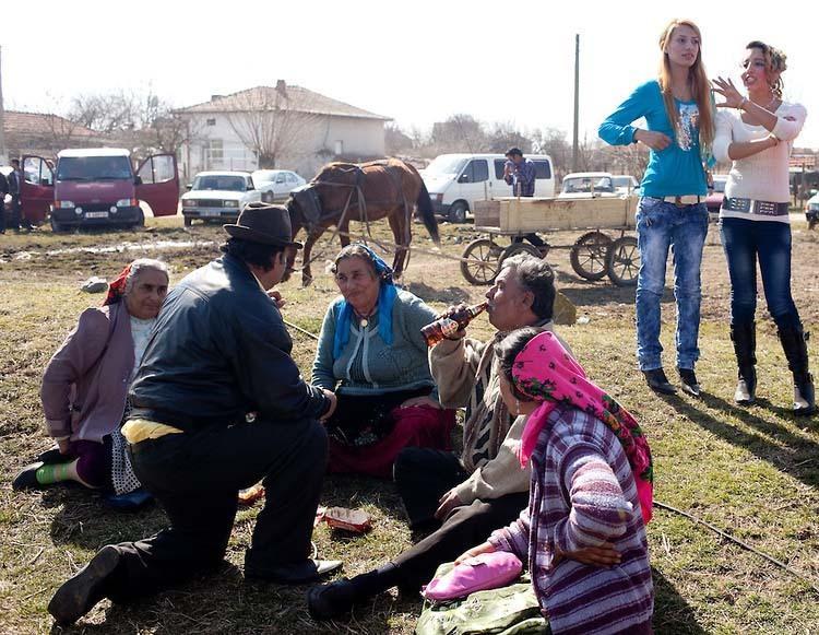 家人们之间开始做最后的商量。