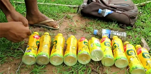 农村小伙用塑料瓶捕鱼,第二天拉上来鱼没捕到