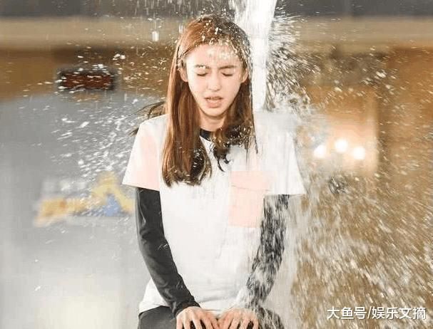 女星录节目碰上生理期,白裙被染红还在跳舞,杨