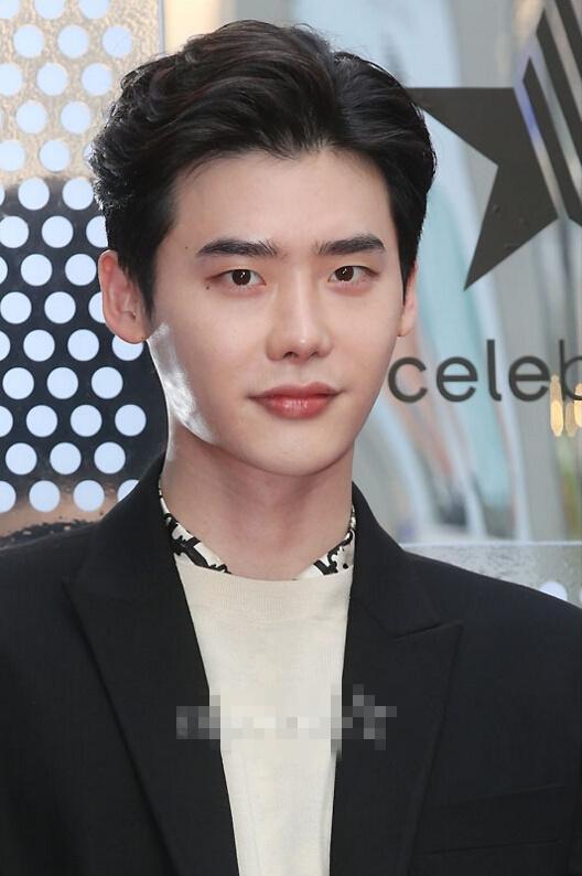 《当你沉睡时》李钟硕穿西装亮相 俊朗面庞露微笑【组图】