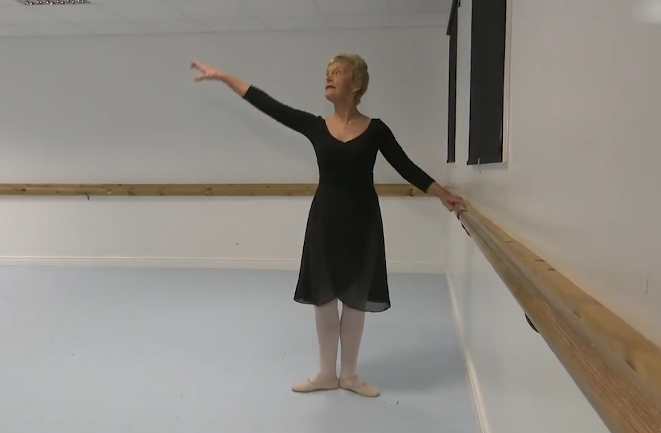 芳华不老!英国80岁芭蕾奶奶用优雅舞步惊艳了岁月!