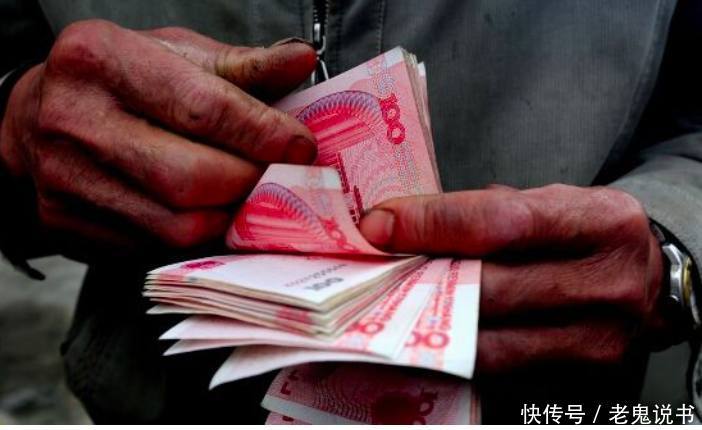 农民工扶起摔倒老人,众人劝不要多管闲事,没被