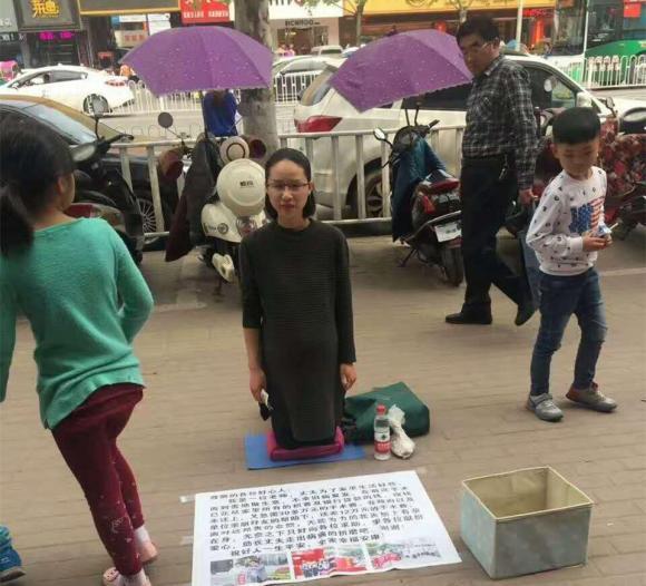 美女塞毛毯扮“孕妇”跪街乞讨 网友发图揭穿骗局 美女塞毛毯扮“孕妇”跪街乞讨 网友发图揭穿骗局