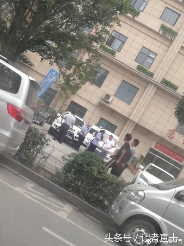 陕西周至:一村民在周至联合医院做康复治疗期