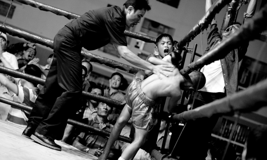 操纵者选中一些其貌不扬的孩子，往往利用他们灵活的身手将比自己大几岁的选手打倒，如此，大把的钞票就进了他们的腰包。