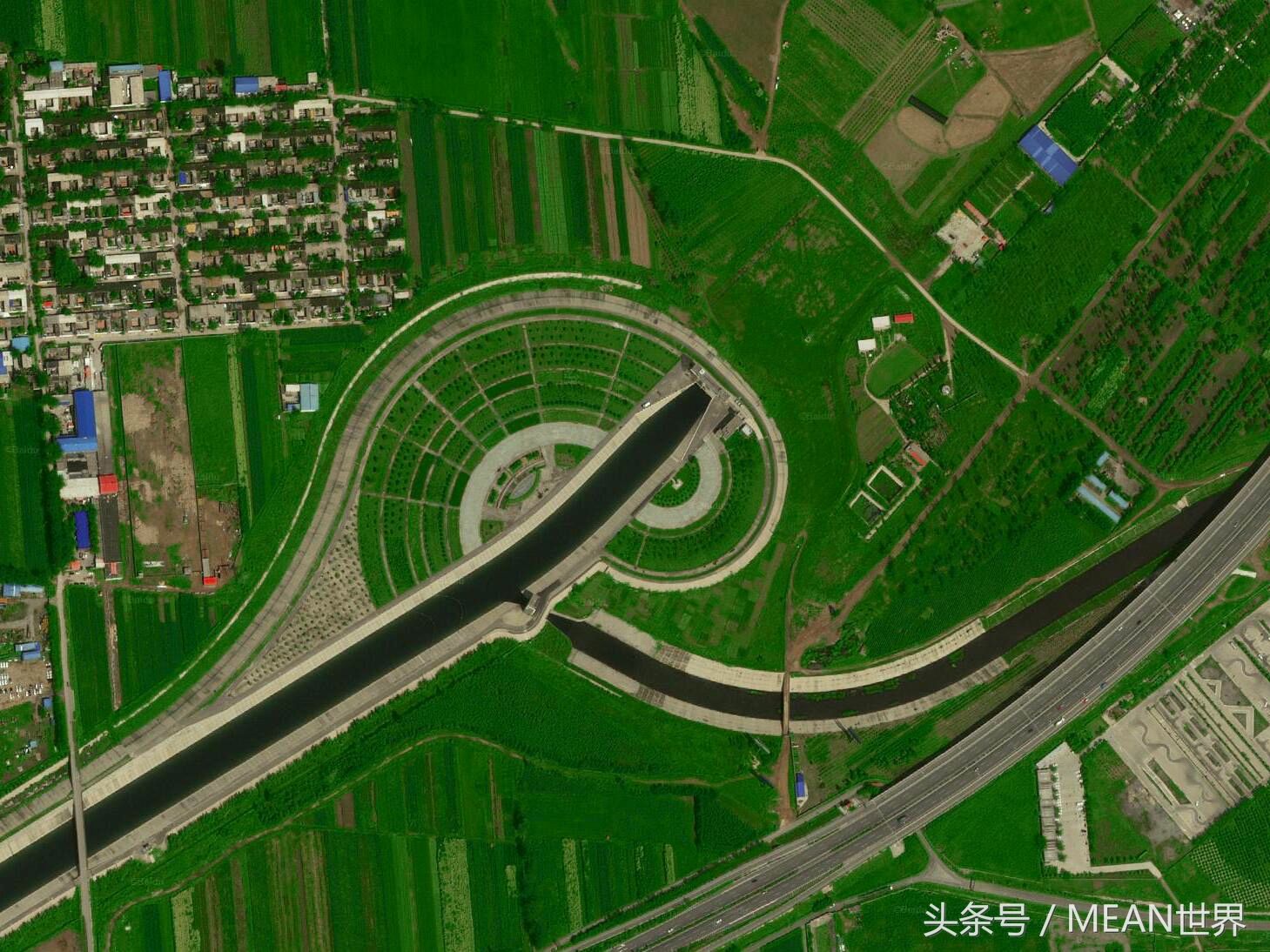 美国高清光学卫星拍摄石家庄 鹿泉区某露天厕所不分男女只有蹲坑