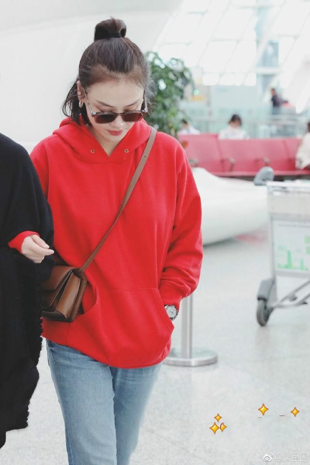 马思纯红色卫衣搭配牛仔裤现身机场皮肤白皙,