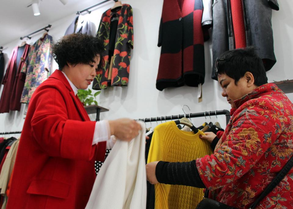 曾经卖服装红火的大姐,如今连房租都卖不够,每天与小狗相伴