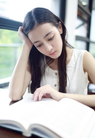此外,不少网友晒出迪丽热巴早年做青春杂志书模的照片,五官精致气质