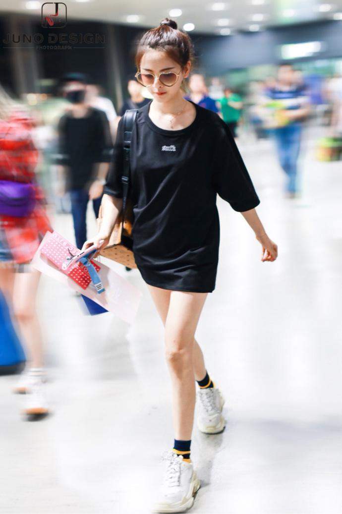 被杨超越的下身失踪刷新三观,裤子短到不能再