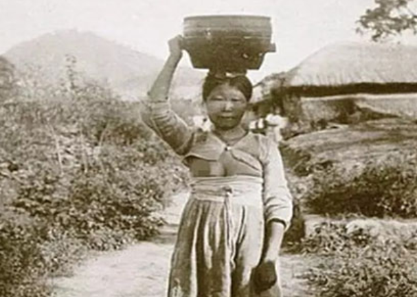 但是露乳却是韩国人的独创，不过韩国人却以此为傲，在当时那个年代，并不是所有女孩都有资格露乳的。