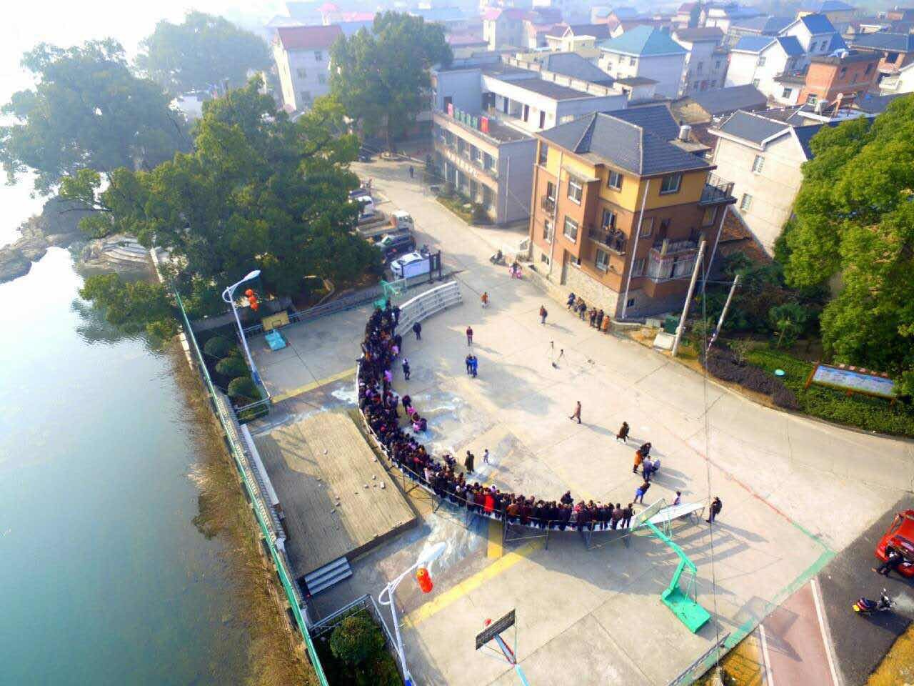 "大年初一,在衢州市常山县金川街道徐村,村民们穿戴一新,站列成半圆