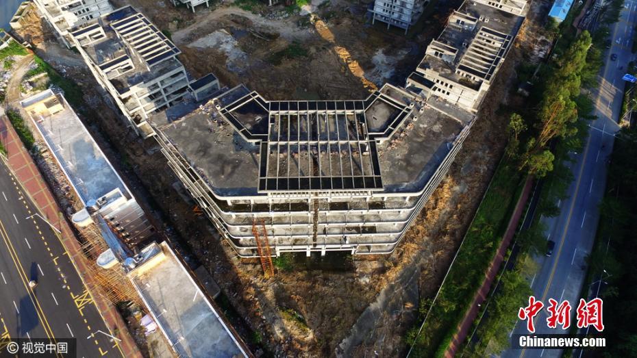 深圳最大违建楼群烂尾13年 大片土地荒置