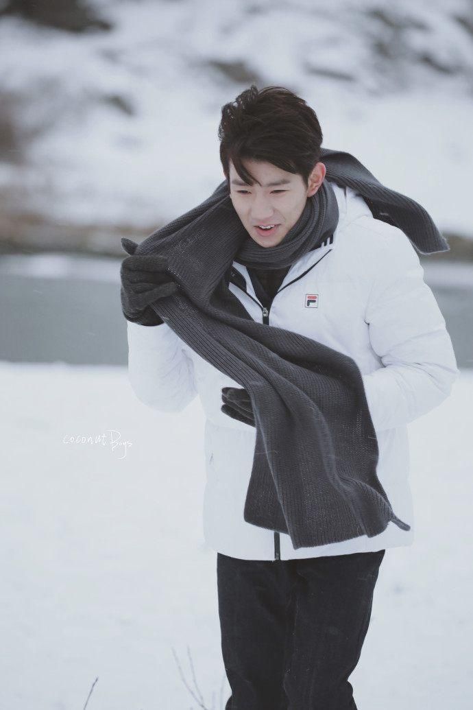 王俊凯元气满满去拍戏,易烊千玺回上海拍综艺