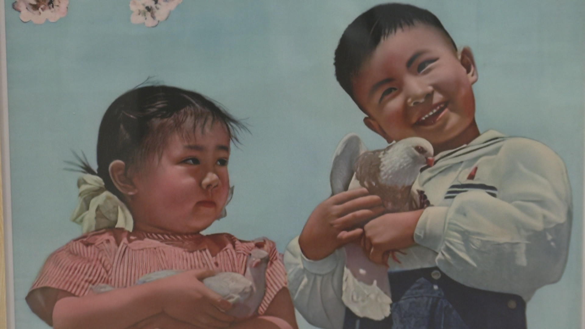 “我们热爱和平”照片上那位小女孩现身军事博物馆 “我们热爱和平”照片上那位小女孩现身军事博物馆